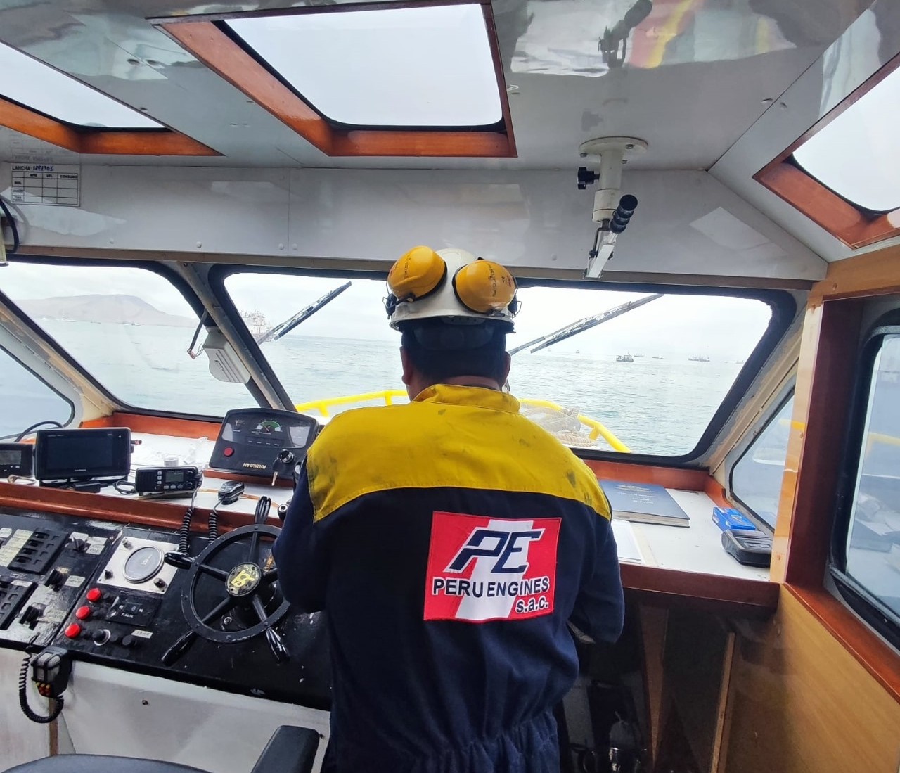 Técnicos trabajando en motor Hyundai Marine